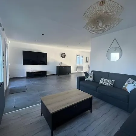 Avec Piscine וילה סן ז'אן דה מון